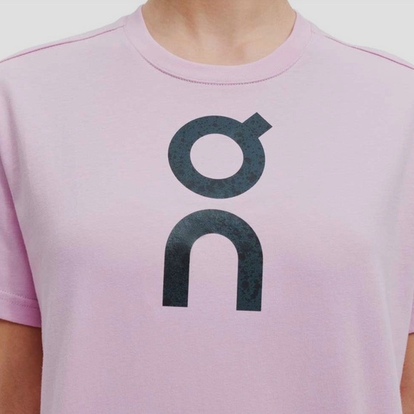 Women’s On pink/purple logo graphic T-shirt. Medium. On Clouds/ On running New - Picture 3 of 9